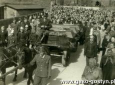 5721.Kondukt zalobny z prochami 30 mieszkancow rozstrzelanych przez hitlerowcow w 1939 roku na gostynskim Rynku i 9 powstancow wlkp. (Gostyn, 11 kwietnia 1957 r.)