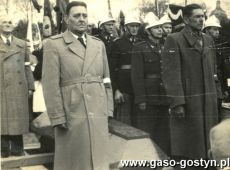 5723.Uroczystosci pogrzebowe na gostynskim cmentarzu poswiecone 30 mieszkancom rozstzrelanym w 1939 roku przez hitlerowcow i 9 powstancom wlkp. (Gostyn, 11 kwietnia 1957 r.)