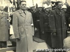 5723.Uroczystosci pogrzebowe na gostynskim cmentarzu poswiecone 30 mieszkancom rozstzrelanym w 1939 roku przez hitlerowcow i 9 powstancom wlkp. (Gostyn, 11 kwietnia 1957 r.)