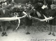 5726.Pogrzeb na gostynskim cmentarzu 30 mieszkancow rozstrzelanych w 1939 roku przez hitlerowcow i 9 powstancow wlkp. (Gostyn, 11 kwietnia 1957 r.)-  nad mogila mlodziez ze Szkoly Podstawowej nr 1