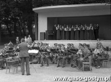 5728.Wspolny koncert Orkiestry Detej Cukrowni oraz Choru Dzwon w parku przy ulicy Strzeleckiej w Gostyniu