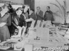 5736.Inauguracja XIII Dni Ksiazki Spoleczno-Politycznej w Bibliotece Publicznej w Gostyniu (20 listopada 1979 r.)-zwiedzanie wystawy