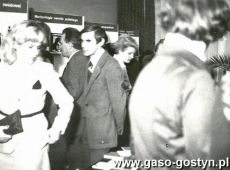 5739.Inauguracja XIII Dni Ksiazki Spoleczno-Politycznej w Bibliotece Publicznej w Gostyniu (20 listopada 1979 r.)-zwiedzanie wystawy