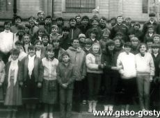 5749.Uczniowie ze Szkoly Podstawowej z Kunuwa na wycieczce w Korniku (13 marca 1986 r.)