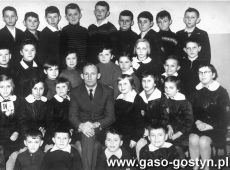 5753.Uczniowie klasy IVb Szkoly Podstawowej w Piaskach w roku szkolnym 1964-1965