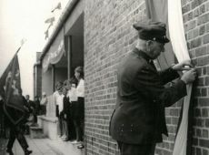 5762.Uroczyste nadanie Szkole Podstawowej w Bodzewie im. Powstancow Wielkopolskich i odsloniecie tablicy pamiatkowej (1 maja 1969 r.)