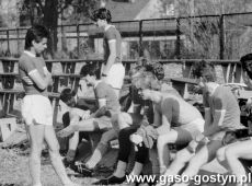 5764.Reprezentacja Liceum Ogolnoksztalcacego w Gostyniu w przerwie meczu z Zespolem Szkol Technicznych w Lesznie (stadion w Lesznie, 1990 r.).JPG