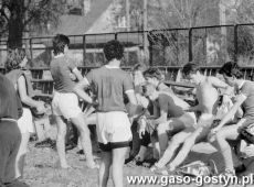 5765.Reprezentacja Liceum Ogolnoksztalcacego w Gostyniu w przerwie meczu z Zespolem Szkol Technicznych w Lesznie (stadion w Lesznie, 1990 r.).JPG