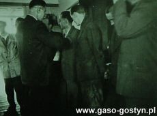 577.Dekorowanie zasluzonych hutnikow w Wielkopolskiej Hucie Szkla w Gostyniu (1974 r.).JPG