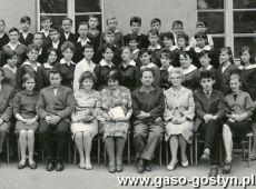 578.Absolwenci Szkoly Podstawowej nr 1 w Gostyniu (klasa VIIb) wraz z gronem pedagogicznym - 1963 r.