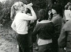 5788.Uczennice Zasadniczej Szkoly Zawodowej w Gostyniu zbieraja jablka w sadzie w Pijanowicach nalezacym do Kombinatu PGR Gola (wrzesien 1983 r.)