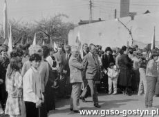 5789.Plac przy Gorze Zamkowej - nauczyciele i uczniowie Liceum Ogolnoksztalcacego w Gostyniu przed wymarszem  do pochodu 1-majowego.JPG