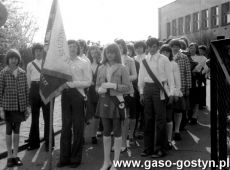 5790.Uczniowie Szkoly Podstawowej nr 3 w Gostyniu przed wymarszem na pochod 1-majowy.JPG