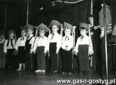 5795.Choinka noworoczna dzieci z Przedszkola nr 2 w Gostyniu (Powiatowy Dom Kultury w Gostyniu, 1979 r.)
