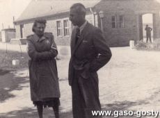 5797.Bronislawa i Jozef (kierownik gorzelni w majatku Edwarda Potworowskiego) przed stacja kolejowa w Goli