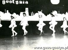 5797.Choinka noworoczna dzieci z Przedszkola nr 2 w Gostyniu (Powiatowy Dom Kultury w Gostyniu, 1979 r.)