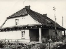 5798.Dom w Goli (tzw. dwojak) wybudowany w 1921 roku przez Edwarda Potworowskiego dla pracownikow folwarcznych