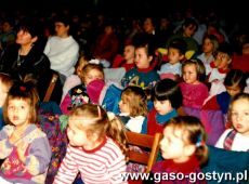 5808.Monika Borys w programie muzycznym dla dzieci w gostynskim HUTNIKU (6 grudnia 1996 r.)