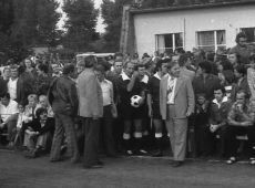 581.Stadion w Gostyniu, mecz o Puchar Polski w Pilce Noznej, MZKS Kania Gostyn-Zaglebie Sosnowiec 0-6 (18 sierpnia 1976 r.), na pierwszym planie Boleslaw Lamek (v-ce prezes gostynskiej Kani)