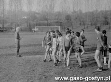 5813.Mecz pilki noznej SP1 kontra SP 3 (stadion OSiR w Gostyniu, 1984 r.).JPG