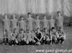 5814.Druzyna pilki noznej Szkoly Podstawowej nr 1 w Gostyniu przed meczem ze Szkola Podstawowa nr 3 (stadion OSiR w Gostyniu, 1984 r.).JPG