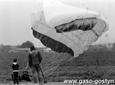 5817.Skoki spadochronowe na lotnisku w Goli (1984 r.).JPG