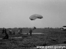 5819.Skoki spadochronowe na lotnisku w Goli (1984 r.).JPG