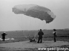 5820.Lotnisko w Goli - samolot wynoszacy skoczkow spadochronowych (1984 r.).JPG