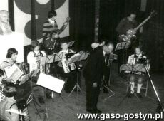 5832.II Przeglad Szkol i Ognisk Muzycznych wojewodztwa leszczynskiego (Zakladowy Dom Kultury Hutnik w Gostyniu, 3 kwietnia 1977 r.)-zespol instrumentalny z Rawicza