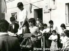 5836.Szkolny wyscig kolarski w Piaskach (1987 r.) -  podium ustawiono przed posterunkiem Milicji Obywatelskiej