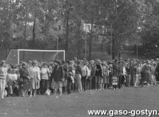 5838.Uczniowie gostynskich szkol swietuja Miedzynarodowy Dzien Dziecka na stadionie Osrodka Sportu i Rekreacji w Gostyniu (1987 r.).JPG