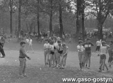5841.Uczniowie gostynskich szkol swietuja Miedzynarodowy Dzien Dziecka na stadionie Osrodka Sportu i Rekreacji w Gostyniu (1987 r.).JPG