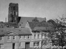 5845. Ulica Wolnosci (obecnie Jana Pawla II) w Gostyniu - 1973 r., w oddali kosciol farny