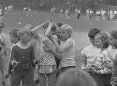 5845.Uczniowie gostynskich szkol swietuja Miedzynarodowy Dzien Dziecka na stadionie Osrodka Sportu i Rekreacji w Gostyniu (1987 r.).JPG