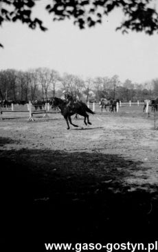 5846.Skoki przez przeszkody w Pepowie (1981 r.).JPG