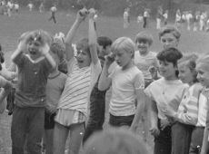 5846.Uczniowie gostynskich szkol swietuja Miedzynarodowy Dzien Dziecka na stadionie Osrodka Sportu i Rekreacji w Gostyniu (1987 r.).JPG