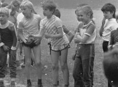 5847.Uczniowie gostynskich szkol swietuja Miedzynarodowy Dzien Dziecka na stadionie Osrodka Sportu i Rekreacji w Gostyniu (1987 r.).JPG