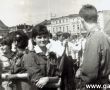 5865. Rynek w Gostyniu - mlodziez z Liceum Ogolnoksztalcacego przed wymarszem na pochod 1-majowy (1966 r.)