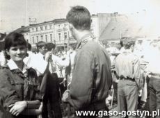 5865. Rynek w Gostyniu - mlodziez z Liceum Ogolnoksztalcacego przed wymarszem na pochod 1-majowy (1966 r.)