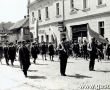 5866. Nauczyciele i mlodziez Liceum Ogolnoksztalcacego w Gostyniu w pochodzie 1-majowym (1966 r.)