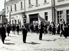 5866. Nauczyciele i mlodziez Liceum Ogolnoksztalcacego w Gostyniu w pochodzie 1-majowym (1966 r.)