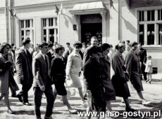 5867.Nauczyciele Liceum Ogolnoksztalcacego w Gostyniu w pochodzie 1-majowym (1966 r.)