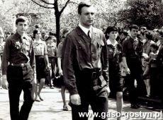 5868. Mlodziez Liceum Ogolnoksztalcacego w Gostyniu w pochodzie 1-majowym (1966 r.)