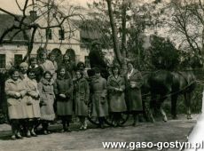 5875.Goostynskie gimnazjalistki przed plebania w Strzelcach Wielkich (12 maja 1932 r.)