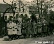 5875.Goostynskie gimnazjalistki przed plebania w Strzelcach Wielkich (12 maja 1932 r.)