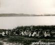 5876.Gostynskie gimnazjalistki wraz z prof. Michalina Dabinska nad jeziorem w Zelaznie (10 czerwca 1931 r.)
