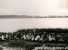 5876.Gostynskie gimnazjalistki wraz z prof. Michalina Dabinska nad jeziorem w Zelaznie (10 czerwca 1931 r.)