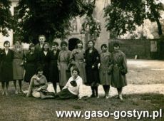 5877.Gostynskie gimnazjalistki wraz z prof. Michalina Dabinska przed klasztorem benedyktynow w Lubiniu (10 czerwca 1931 r.)