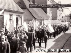 588. 1 maja lata 70-te maszeruja pracownicy Huty Szkla w Gostyniu.