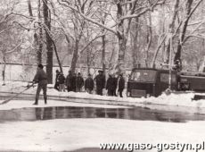 5905. Przygotowanie lodowiska w parku przy ul.Strzeleckiej w Gostyniu (lata 80. XX wieku)